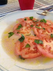 garlic-scented tomato salad